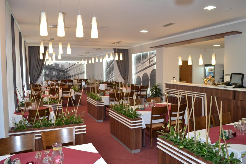 Arkada Hotel Bucovice Exterior photo