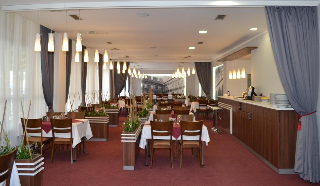 Arkada Hotel Bucovice Exterior photo