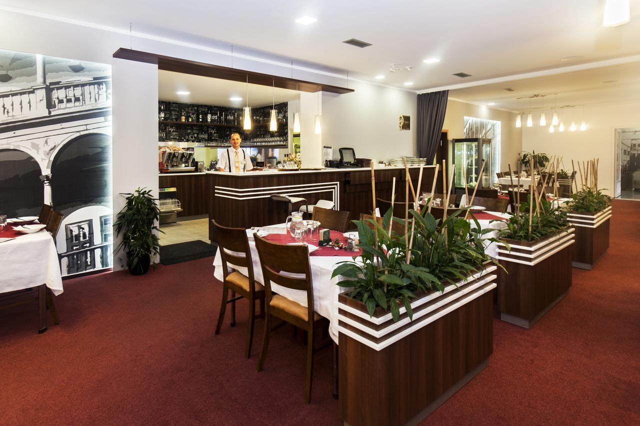 Arkada Hotel Bucovice Exterior photo